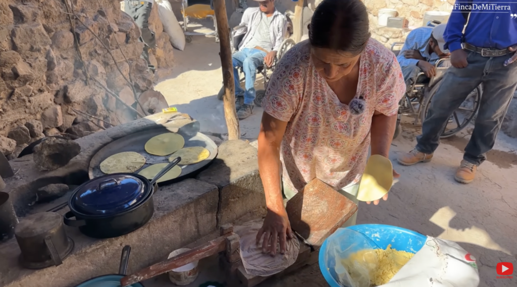 Doña María continúa elaborando tortillas de manera tradicional sobre fogón de leña