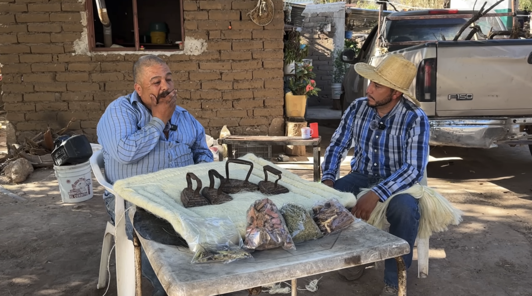 Artesano de suadero contándonos historias
