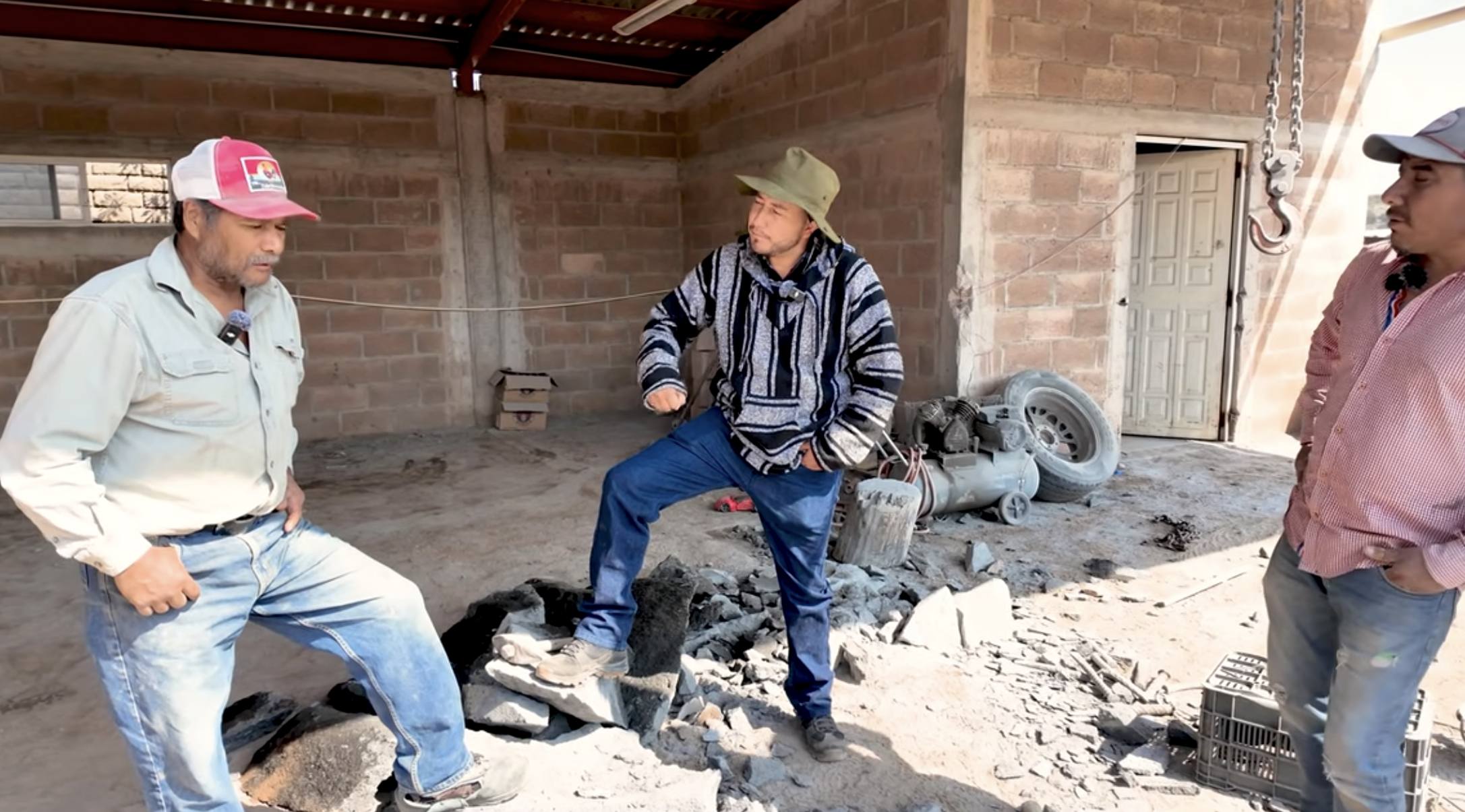 Artesanos de piedra volcánica contándonos anécdotas.