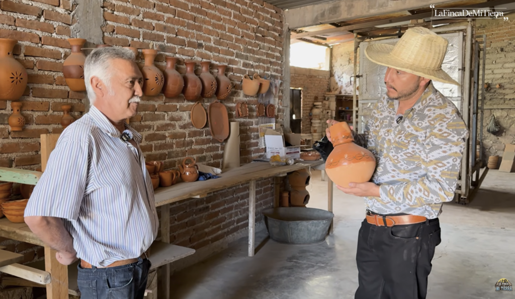 Las jarras de barro listas para vender.