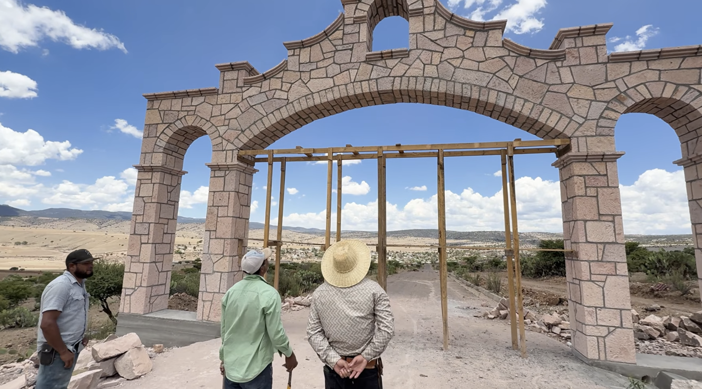 Arcos elaborados con piedra de cantera