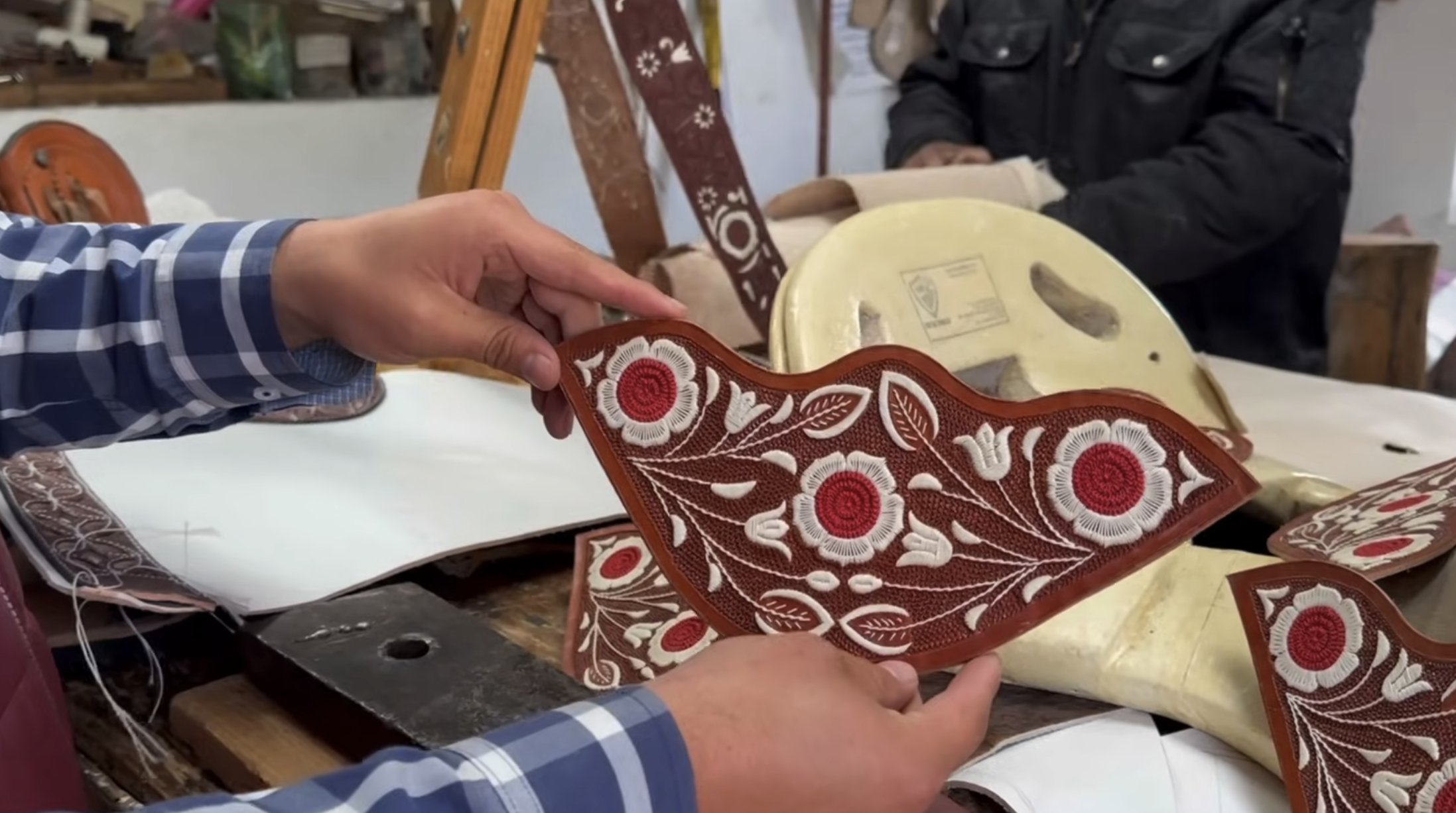 Bordados y texturas es parte de la Talabartería