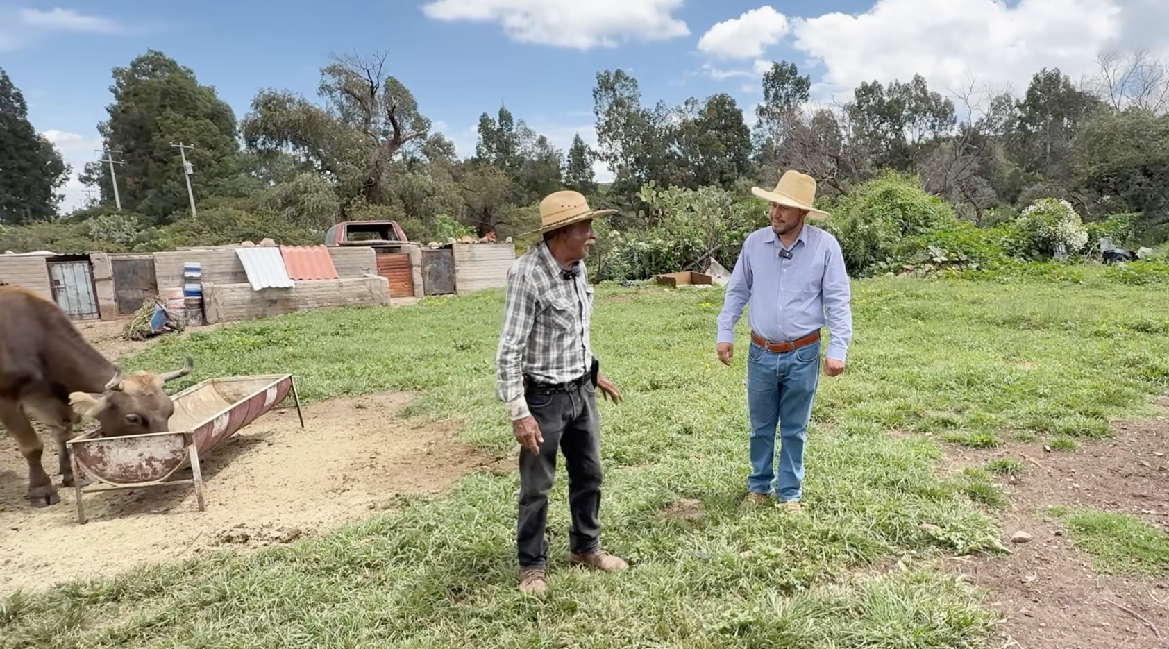 Don Luis Hernández mostrándonos su terreno.